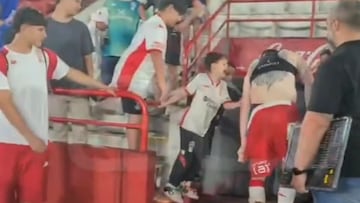 Echeverría regaló su camiseta, el short y luego pasó lo impensado