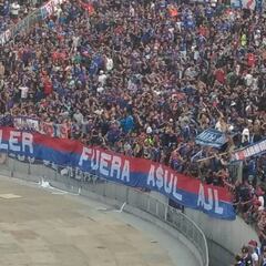 Los lienzos en contra Heller y Azul Azul en el Nacional