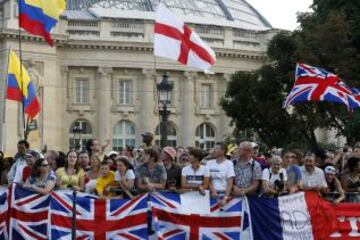 Muchos seguidores ingleses quisieron acompañar a su compatriota Christopher Froome en la etapa de París.