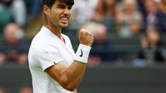 Carlos Alcaraz celebra la victoria contra Aleksandar Vukic en Wimbledon.