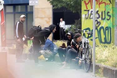 Los aficionados se entremezclan con la droga y la prostitución masivas del centro de Fráncfort, capital financiera de Europa