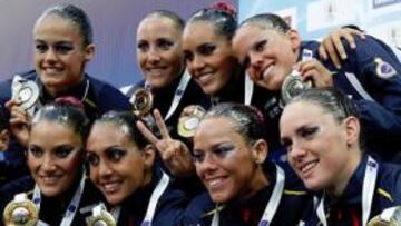 <b>ÚLTIMA MEDALLA. </b>El equipo español, ayer, en el podio, mostrando la plata obtenida en combo.