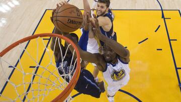 Kevin Durant pelea un rebote con Harrison Barnes.