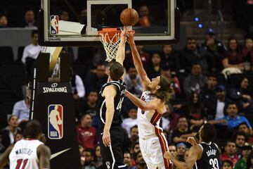 Brooklyn Nets' Tyler Zeller (L) vies for the ball with Miami Heat's Kelly Olynyk, during their NBA Global Games match against the Brooklyn Nets at the Mexico City Arena, on December 9, 2017, in Mexico City. / AFP PHOTO / PEDRO PARDO