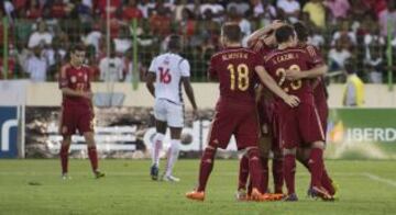 Partido amistoso Guinea Ecuatorial-España. 1-2. Juanfran celebra el segundo tanto con sus compañeros.