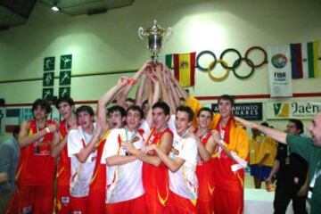 Ricky Rubio con la Selección Sub-16 tras ganar el Europeo 2006.