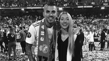 Dani Ceballos con su hermana Salom&eacute; en la celebraci&oacute;n de la 13&ordf; Champions del Real Madrid en el Santiago Bernab&eacute;u.