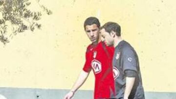 <b>CON MOLESTIAS. </b>Maxi se retiró antes que los demás de la sesión de trabajo de ayer.