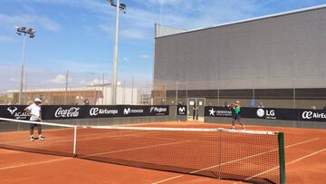 Rafa Nadal vuelve a la tierra "casi un año después"