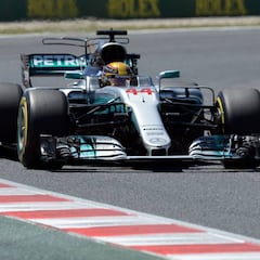 Pole de Hamilton en Barcelona; Alonso brilla, 7º y Sainz, 12º