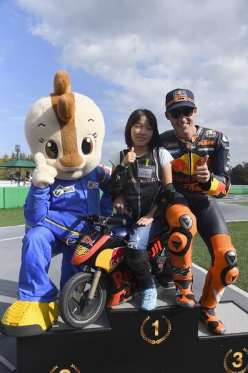 El piloto catalán celebrando su victoria en la carrera de minimotos.