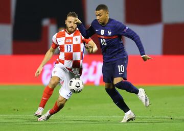 Kylian Mbappé y Nikola Vlasic.