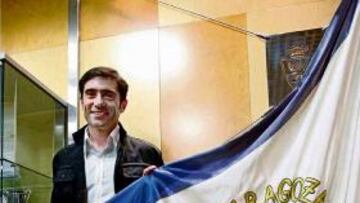 <b>PRESENTACIÓN. </b>Marcelino posa con su nueva bandera.
