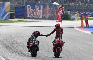 Celebración del piloto español, Marc Márquez, tras conseguir la victoria del Gran Premio de San Marino de MotoGP.