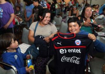 Sergio Jadue compartió con los niños en el Hospital Calvo Mackenna.