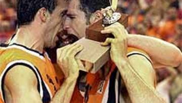 <b>TOCANDO EL CIELO.</b> Los jugadores del Pamesa, emocionados al recibir el trofeo.