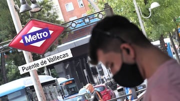 Vecinos pasean al lado del metro de Puente de Vallecas, en Madrid (España), a 16 de septiembre de 2020. Puente de Vallecas es el distrito de la ciudad de Madrid que mayor número de positivos por coronavirus ha registrado estos últimos 7 días (del 7 de al