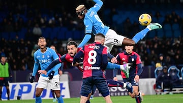 Napoli (Italy), 16/12/2023.- Napoli'Äôs foreward Victor Osimhen in action during the Italian Serie A soccer match SSC Napoli and Cagliari Calcio at ' Diego Armando Maradona' stadium in Naples, Italy, 16 December 2023. (Italia, Nápoles) EFE/EPA/CIRO FUSCO
