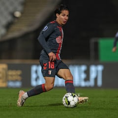 Diego Lainez y Phil Foden, dos formas de llevar a un juvenil