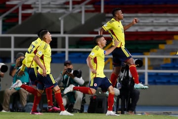 Colombia derrotó a Perú en su segundo partido del campeonato, sumando así sus primeros tres puntos.
