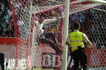 Un espontáneo saltó al terreno de juego después del gol de Joaquín