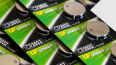 Un nuevo estudio deja sin defensa a las pilas de botón compradas en Internet: “Incluso pueden provocar la muerte”
