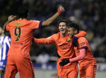 0-1. Lionel Messi celebra, con sus compañeros, el brasileño Neymar y el uruguayo Luis Suárez, el gol marcado al Deportivo de La Coruña.