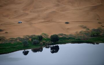 El camión del equipo Kamaz pilotado por Airat Mardeev con los copilots Aydar Belyaev y Dmitry Svistunos compite durante la 13ªetada de la Ruta de la Seda 2017 entre Alxa Youqi y Zhongwei, China.