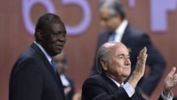 El delfín. Hayatou, junto a Blatter, el pasado viernes en Zúrich.
