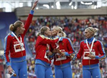 Las rusas celebran su oro en el 4x400.