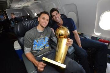 Los campeones de la NBA disfrutaron del viaje de vuelta a Oakland sin perder de vista el preciado trofeo Larry O'Brien. Stephen Curry.