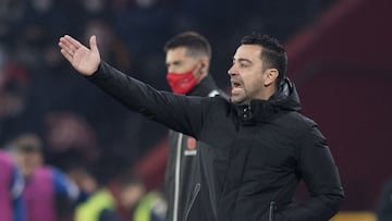 Barcelona&#039;s Spanish coach Xavi Hernandez reacts during the Spanish league football match between Granada FC and FC Barcelona at Nuevo Los Carmenes stadium in Granada on January 8, 2022. (Photo by JORGE GUERRERO / AFP)