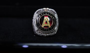 La plantilla rojinegra se hizo acreedora a esta especial distinción, y así es como lucen los anillos