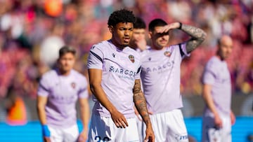BARCELONA, 22/02/2026.- El delantero del Levante Kareem Tunde calienta antes del partido de la jornada 25 de LaLiga EA Sports que FC Barcelona y el Levante UD disputan este domingo, en el Spotify Camp Nou de Barcelona. EFE/ Alejandro García