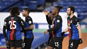 05 April 2021, United Kingdom, Liverpool: Crystal Palace's Michy Batshuayi (2nd R) celebrates scoring their first goal of the game with team-mates during the English Premier league soccer match between Everton and Crystal Palace at the Goodison Park.