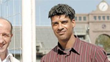 <b>RIVALES PERO AMIGOS. </b>Miguel Ángel Lotina y Frank Rijkaard se intercambiaron todo tipo de elogios durante su encuentro en el Estadi Olímpic de Montjuïc.