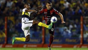 Buenos Aires, 16 de abril 2017
Boca Juniors vs Patronato por la Fecha 20 del Torneo Argentino, en La Bombonera
Wilmar Barrios de Boca Juniors y Fernando Telechea
Foto Ortiz Gustavo