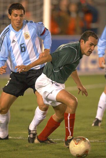 Burdisso pelea por la pelota con Cuauhtémoc Blanco en un partido amistoso México-Argentina en 2003.