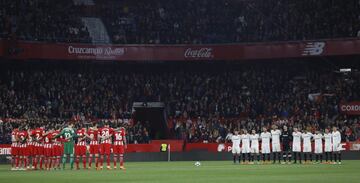 Minuto de silencio por el ertzaina fallecido en los incidentes previos al partido de Europa League entre el Athletic de Bilbao y el Spartak de Moscú.