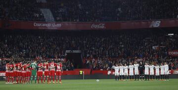 Minuto de silencio por el ertzaina fallecido en los incidentes previos al partido de Europa League entre el Athletic de Bilbao y el Spartak de Mosc¨².