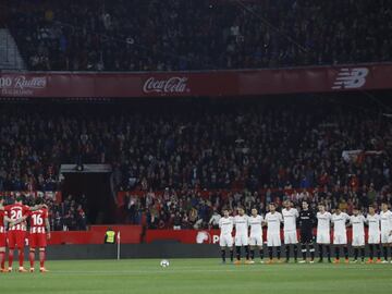 Minuto de silencio por el ertzaina fallecido en los incidentes previos al partido de Europa League entre el Athletic de Bilbao y el Spartak de Moscú.