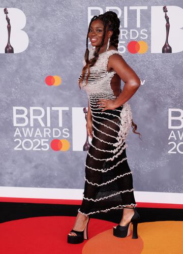 Clara Amfo posa en la alfombra de los Brit Awards 2025.
