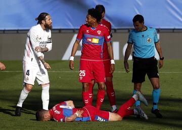 Sergio Ramos reclama penalti, pero el VAR confirma que no hay nada punible en la jugada 
