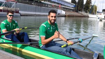 Borja Iglesias, en el bote bético.