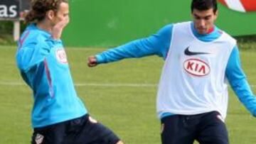 <b>LLEGARÁ A TIEMPO. </b>Reyes, ayer, ante Forlán en el Cerro del Espino.