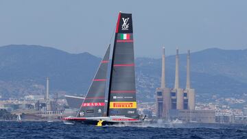 BARCELONA, 01/09/2024.- El barco italiano Luna Rossa durante su participación en la ronda clasificatoria 'Round Robin' de la Copa del América de Barcelona, este domingo. EFE/Siu Wu