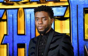 Chadwick Boseman fue una parte fundamental del Universo Marvel. Protagonizó 'Black Panther' como T'Challa, el rey de Wakanda, en una película que marcó un hito al ser, en su momento, la tercera más taquillera de la historia de Estados Unidos y tener, casi exclusivamente, un reparto afroamericano. Boseman fue diagnosticado con cáncer de colón en 2016 y estuvo en tratamiento de la enfermedad desde entonces hasta que falleció rodeado de su familia en 2020.