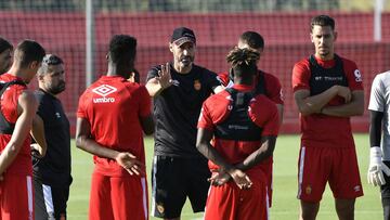 29/08/19 RCD MALLORCA ENTRENAMIENTO VICENTE MORENO DIALOGANDO CON SUS JUGADORES