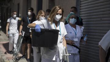 Imagen del personal sanitario de un hospital que se traslada por las calles de Barcelona para realizar pruebas PCR.