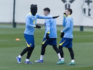 Los jugadores del Barça bromean ayer con el frío que hacía en la Ciutat Esportiva.
.
Alejandro Balde
Marc Casadó
Roony Bardghji